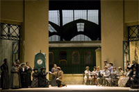 FOTO 1 – Il primo atto, un momento d'insieme - Recensione opera Manon Lescaut teatro Giglio Lucca