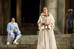 Des Grieux e Manon nel primo atto di Manon Lescaut di Giacomo Puccini al Festival Puccini di Torre del Lago - Per gentile concessione del Festival Puccini 2009